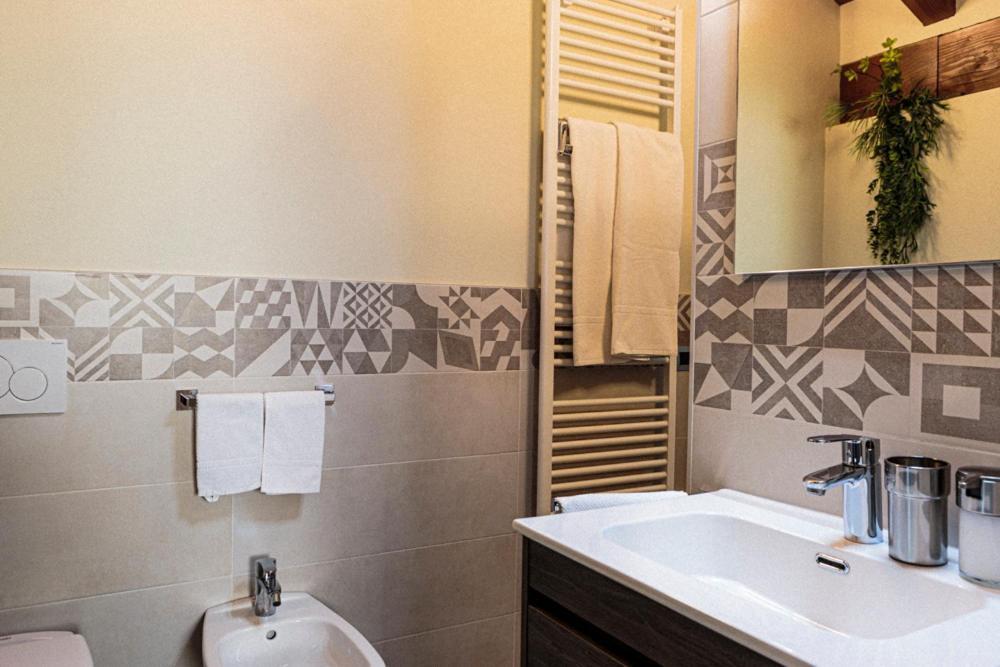A&G Apartment Aosta - Elegante Casa 100 Mq Su Due Piani Con Wi-Fi-Giardino-Parcheggio מראה חיצוני תמונה